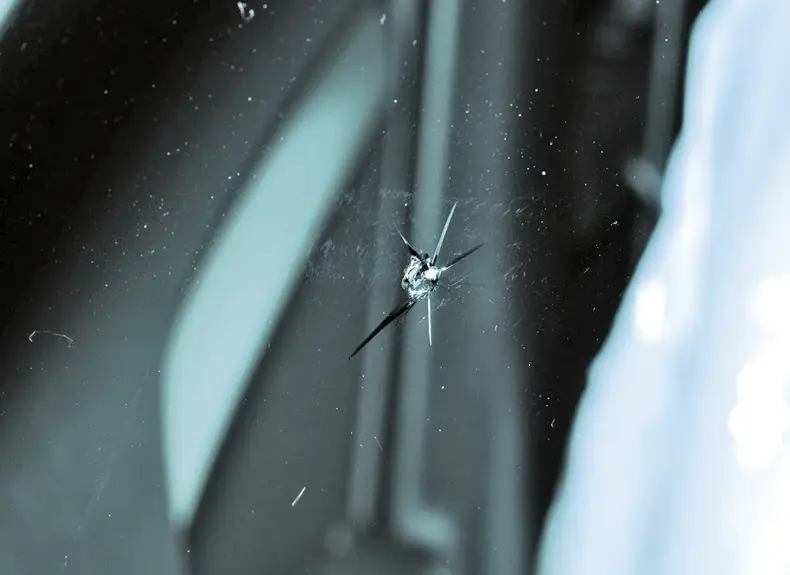 immagine di una crea sul parabrezza di un auto