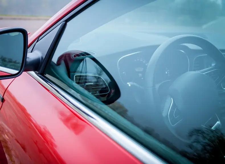 immagine dell'interno di un auto visto dal finestrino