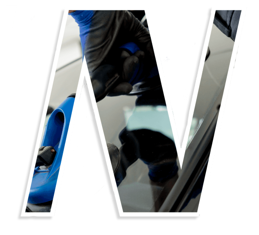 Grafica con lettera N di Nglass con all’interno delle mani che lavorano rimuovendo un vetro con ventose blu