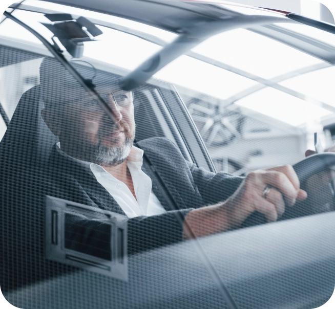 Uomo con occhiali in auto che guida