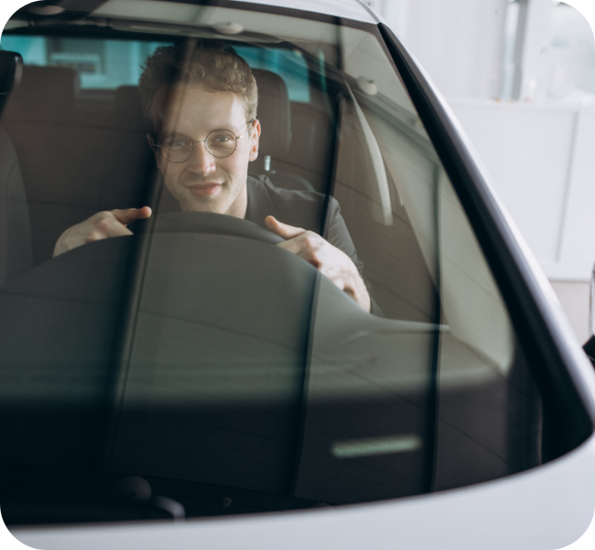 Uomo in auto che guida