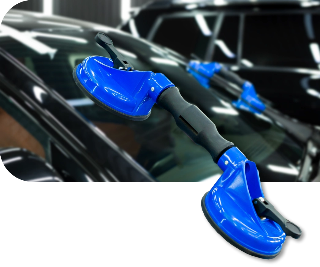 Vetro di un'auto con ventosa blu in sovrimpressione